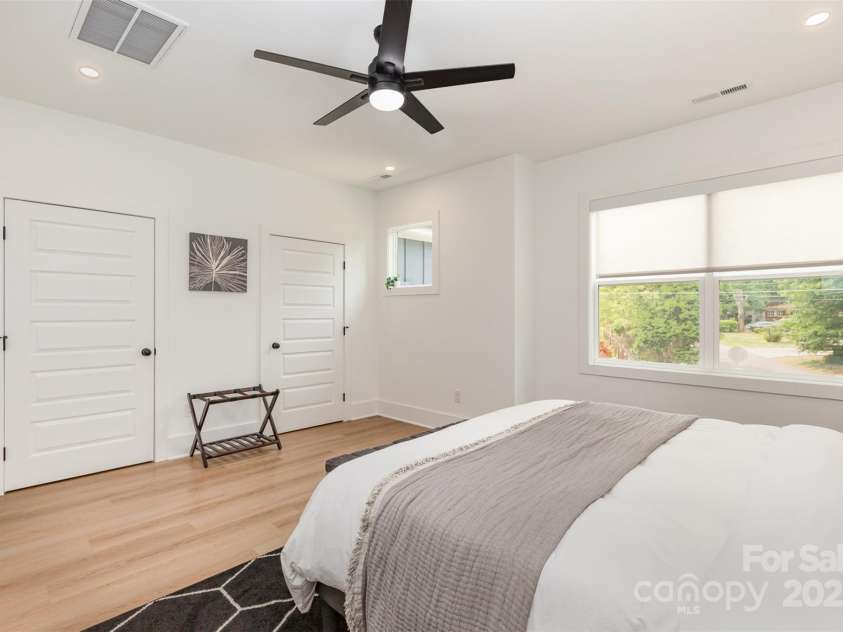 933 Tennyson Drive, Charlotte, NC 28208.  MLS# CAR4249434, YatesRealty ID 11712. 