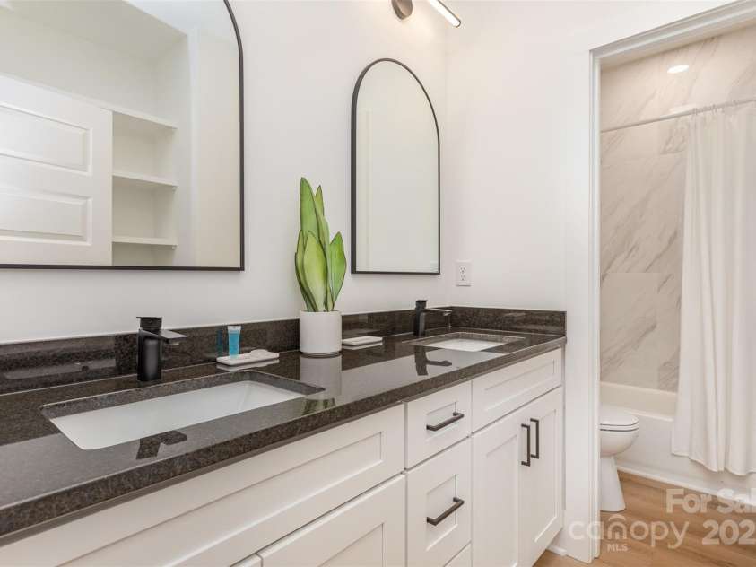 933 Tennyson Drive, Charlotte, NC 28208.  MLS# CAR4249434, YatesRealty ID 11712. 