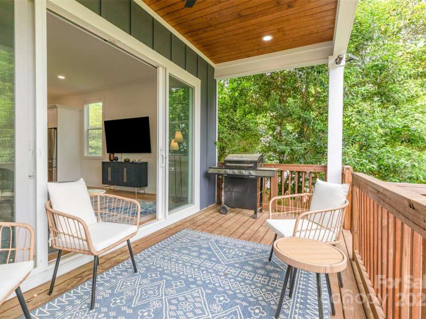 933 Tennyson Drive, Charlotte, NC 28208.  MLS# CAR4249434, YatesRealty ID 11712. 