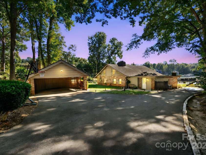 364 Catalina Drive, Mooresville, NC 28117.  MLS# CAR4272327, YatesRealty ID 11715. 
