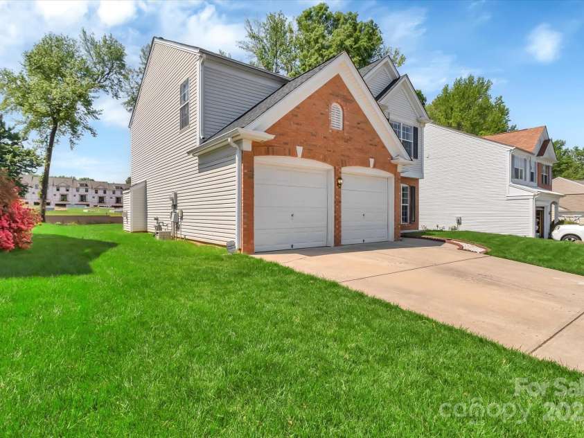 1216 Stourbridge Lion Drive, Charlotte, NC 28213.  MLS# CAR4246174, YatesRealty ID 11716. 
