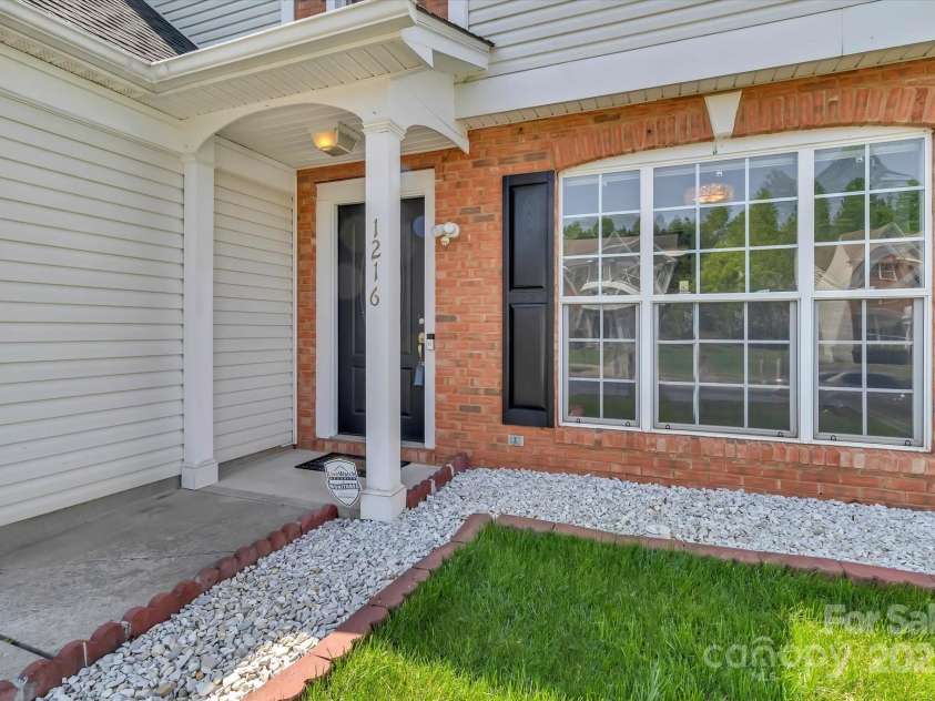 1216 Stourbridge Lion Drive, Charlotte, NC 28213.  MLS# CAR4246174, YatesRealty ID 11716. 