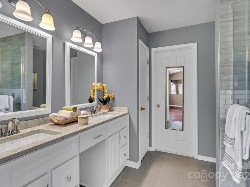 1216 Stourbridge Lion Drive, Charlotte, NC 28213.  MLS# CAR4246174, YatesRealty ID 11716. 