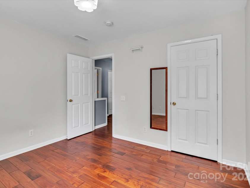 1216 Stourbridge Lion Drive, Charlotte, NC 28213.  MLS# CAR4246174, YatesRealty ID 11716. 