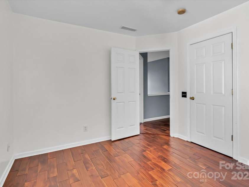1216 Stourbridge Lion Drive, Charlotte, NC 28213.  MLS# CAR4246174, YatesRealty ID 11716. 
