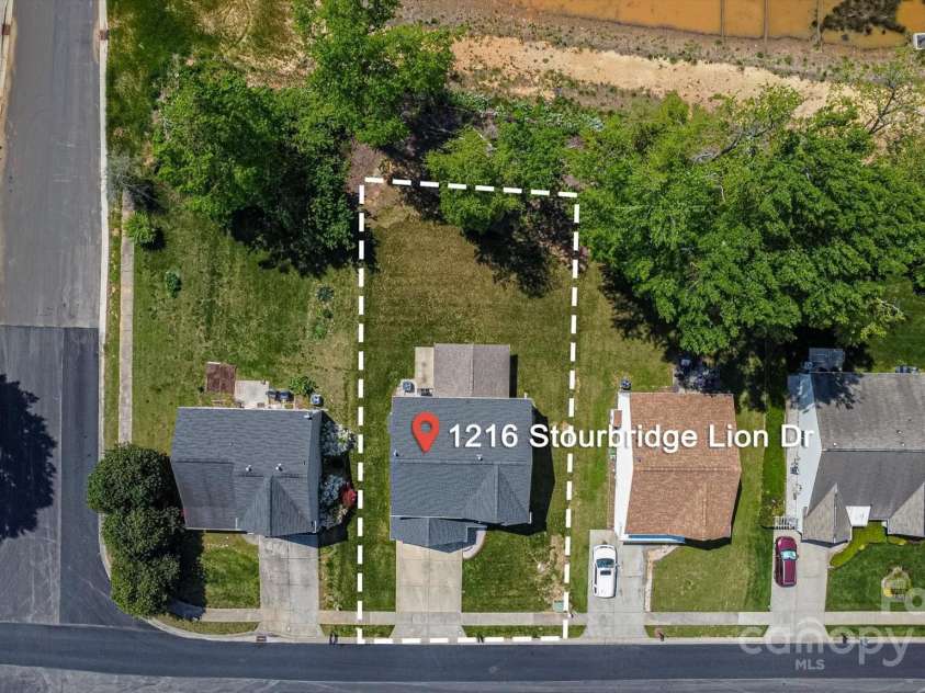1216 Stourbridge Lion Drive, Charlotte, NC 28213.  MLS# CAR4246174, YatesRealty ID 11716. 