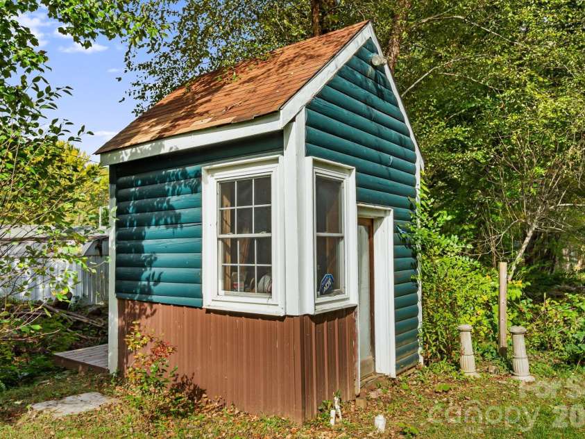 25 Pinewood Drive, Waynesville, NC 28786.  MLS# CAR4369385, YatesRealty ID 11716. 