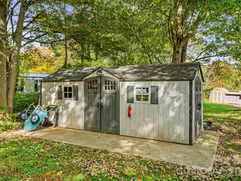 25 Pinewood Drive, Waynesville, NC 28786.  MLS# CAR4369385, YatesRealty ID 11716. 