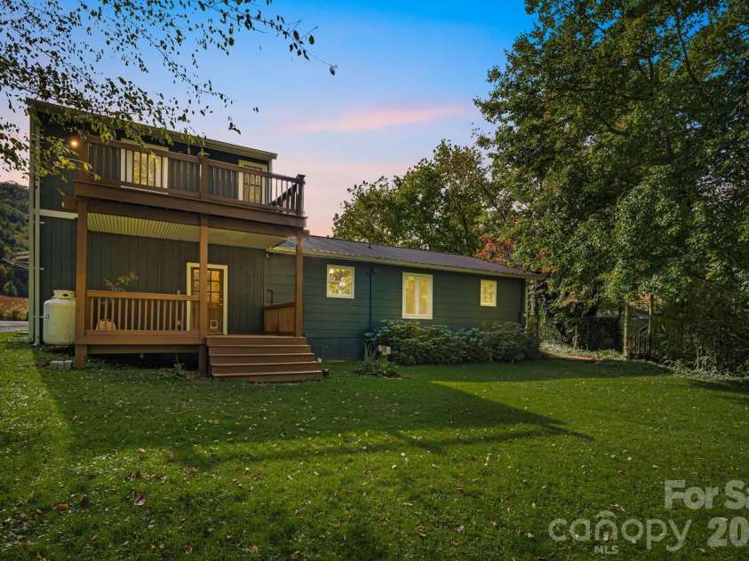 25 Pinewood Drive, Waynesville, NC 28786.  MLS# CAR4369385, YatesRealty ID 11716. 