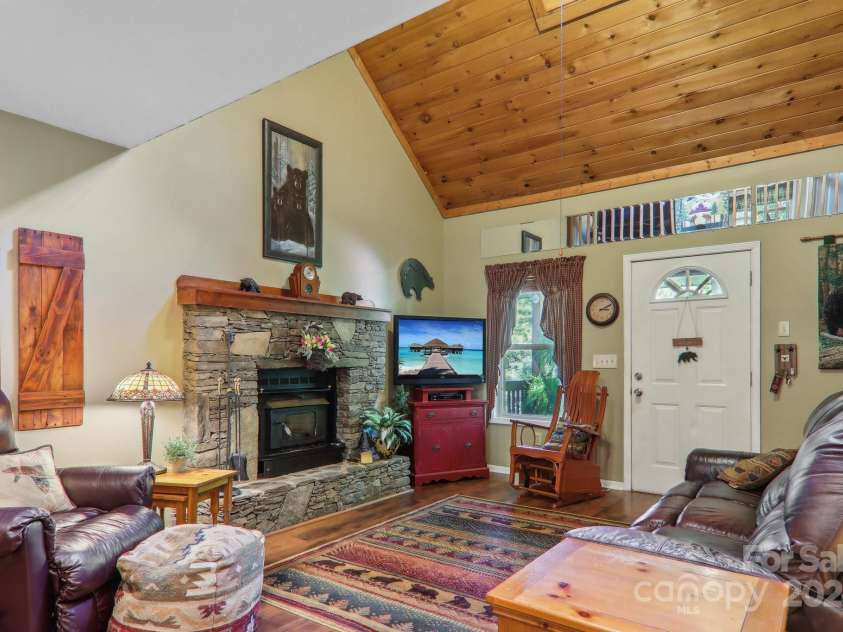 25 Rules Run Road, Clyde, NC 28721.  MLS# CAR4172118, YatesRealty ID 1172. 