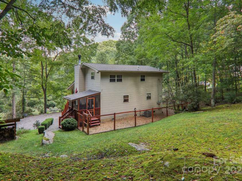 25 Rules Run Road, Clyde, NC 28721.  MLS# CAR4172118, YatesRealty ID 1172. 