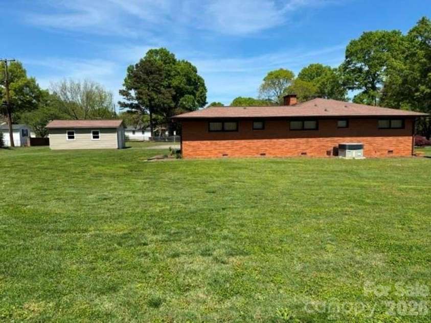 725 Fieldstone Road, Mooresville, NC 28115.  MLS# CAR4368406, YatesRealty ID 11720. Left side view
