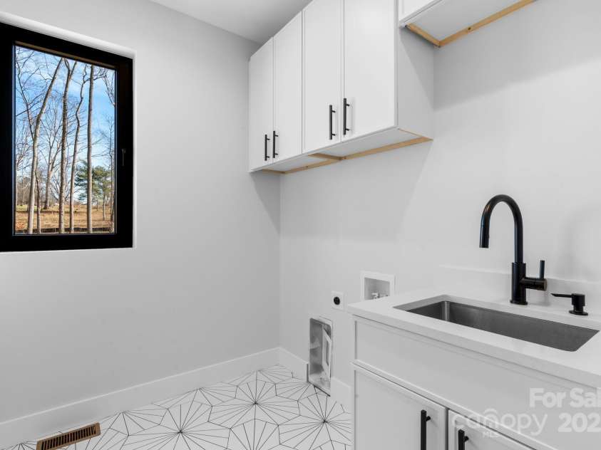 41 SCOTT MEADOWS Drive, Asheville, NC 28806.  MLS# CAR4201276, YatesRealty ID 11721. 