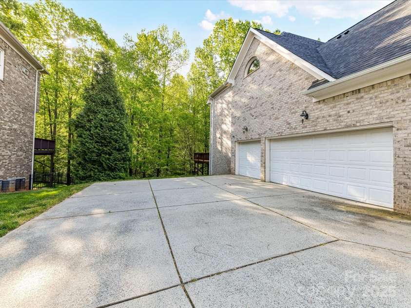 3200 Delamere Drive, Matthews, NC 28104.  MLS# CAR4250146, YatesRealty ID 11722. 