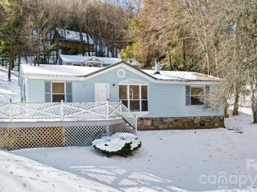 111 Oxford Lane, Blowing Rock, NC 28605.  MLS# CAR4370037, YatesRealty ID 11723. 
