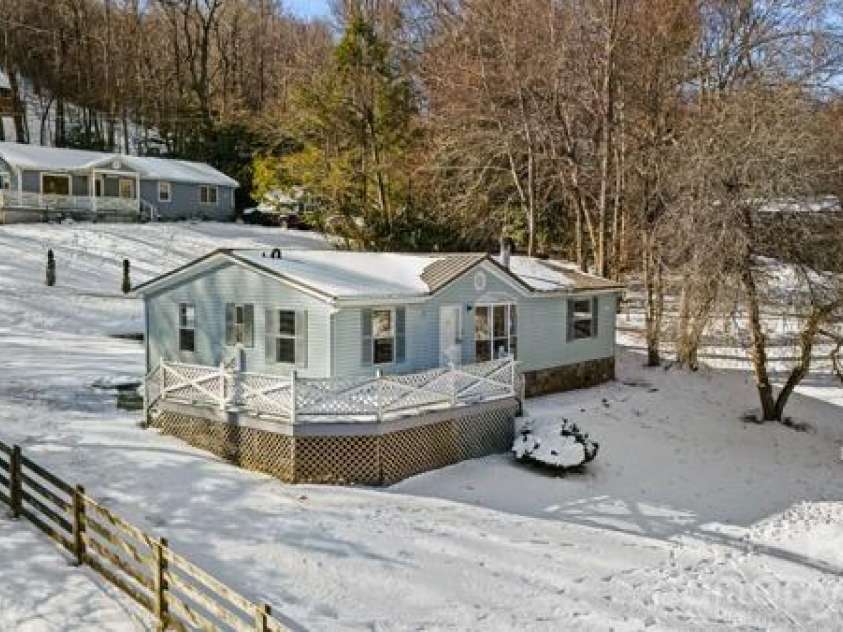 111 Oxford Lane, Blowing Rock, NC 28605.  MLS# CAR4370037, YatesRealty ID 11723. 