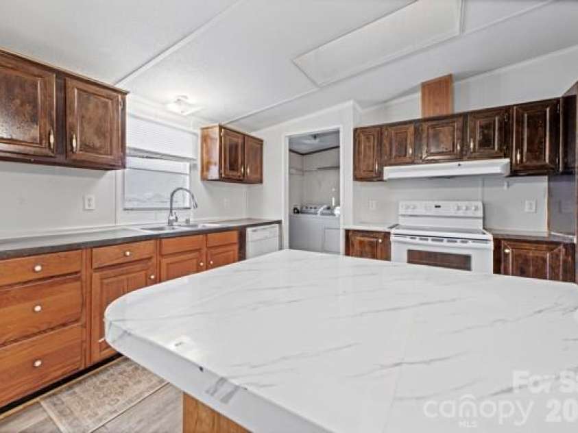 111 Oxford Lane, Blowing Rock, NC 28605.  MLS# CAR4370037, YatesRealty ID 11723. 