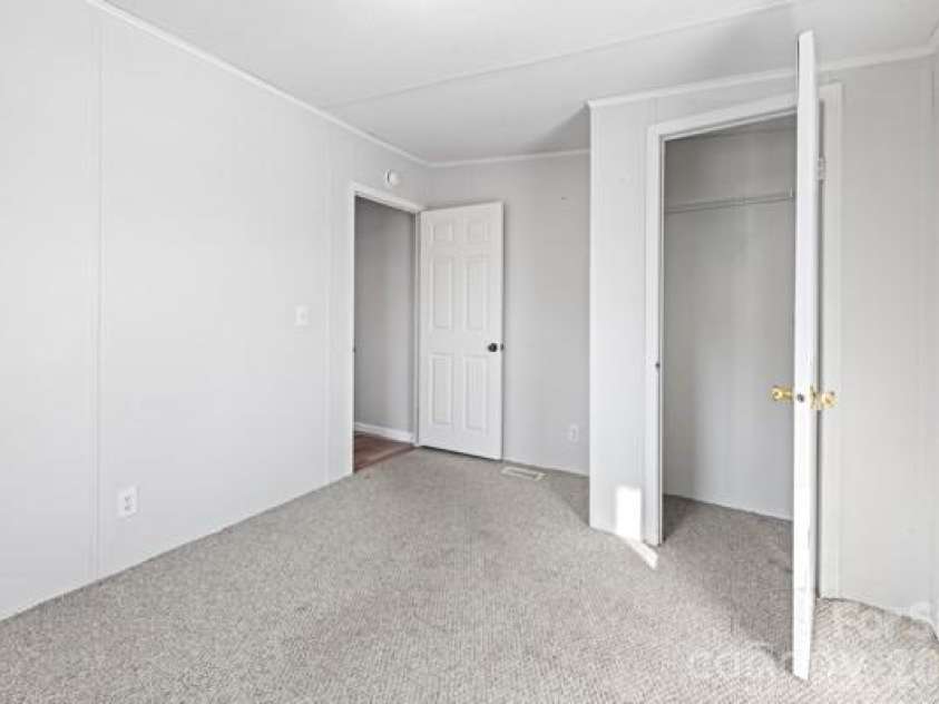 111 Oxford Lane, Blowing Rock, NC 28605.  MLS# CAR4370037, YatesRealty ID 11723. 