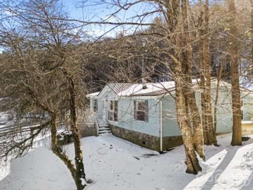 111 Oxford Lane, Blowing Rock, NC 28605.  MLS# CAR4370037, YatesRealty ID 11723. 
