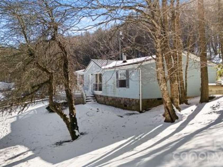 111 Oxford Lane, Blowing Rock, NC 28605.  MLS# CAR4370037, YatesRealty ID 11723. 