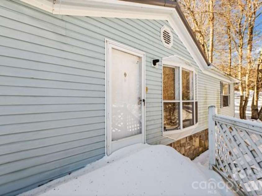 111 Oxford Lane, Blowing Rock, NC 28605.  MLS# CAR4370037, YatesRealty ID 11723. 