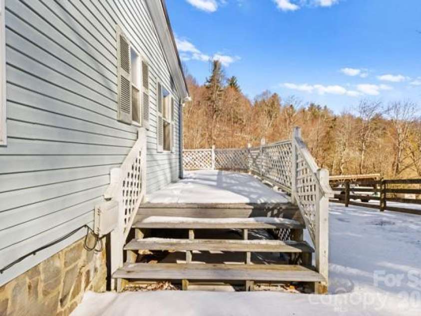 111 Oxford Lane, Blowing Rock, NC 28605.  MLS# CAR4370037, YatesRealty ID 11723. 