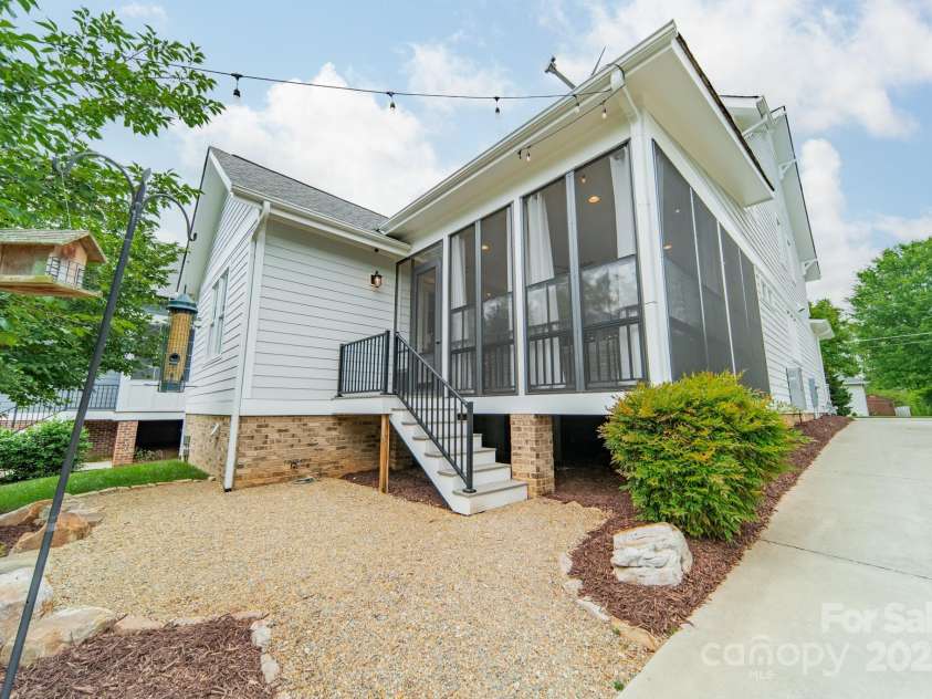 365 Delburg Street, Davidson, NC 28036.  MLS# CAR4248502, YatesRealty ID 11723. 