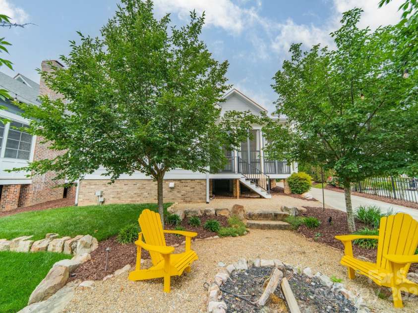 365 Delburg Street, Davidson, NC 28036.  MLS# CAR4248502, YatesRealty ID 11723. Thoughtfully landscaped backyard!!