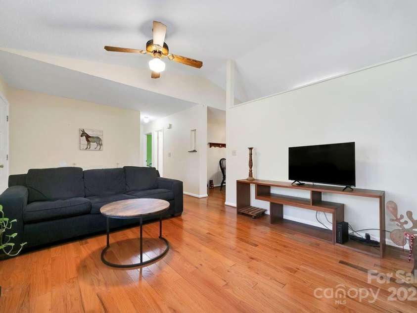 17 Resada Drive, Brevard, NC 28712.  MLS# CAR4247034, YatesRealty ID 11725. 