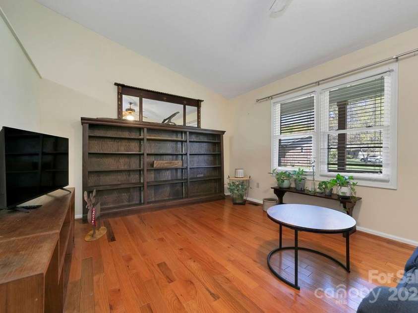 17 Resada Drive, Brevard, NC 28712.  MLS# CAR4247034, YatesRealty ID 11725. 