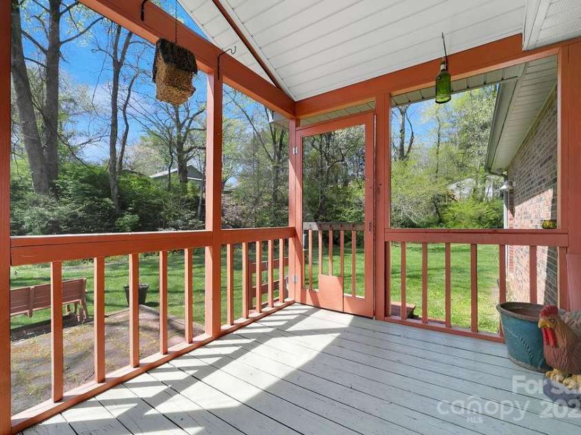 17 Resada Drive, Brevard, NC 28712.  MLS# CAR4247034, YatesRealty ID 11725. 