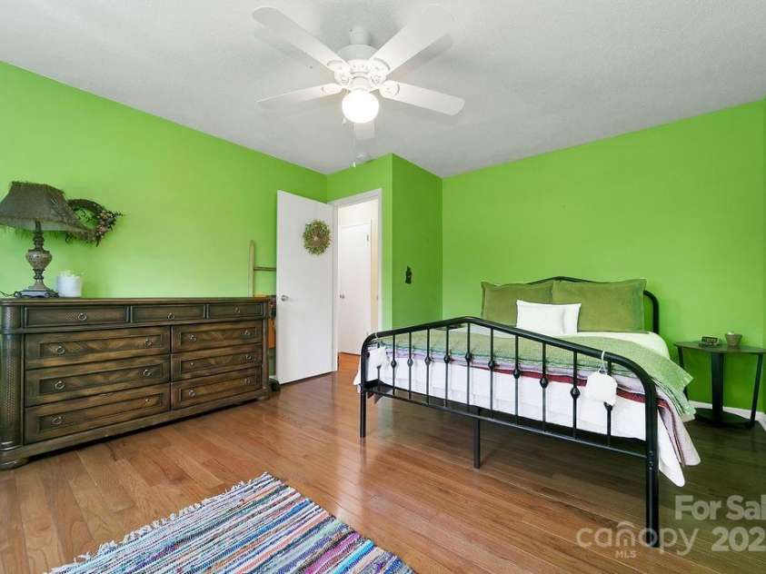 17 Resada Drive, Brevard, NC 28712.  MLS# CAR4247034, YatesRealty ID 11725. 