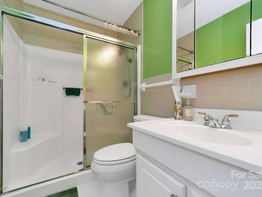 17 Resada Drive, Brevard, NC 28712.  MLS# CAR4247034, YatesRealty ID 11725. 