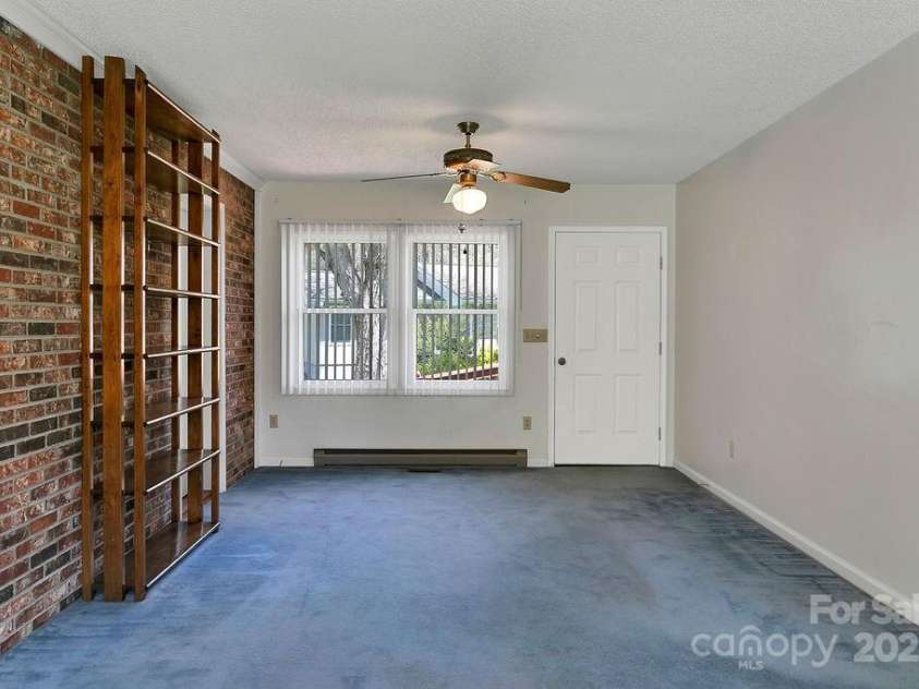 17 Resada Drive, Brevard, NC 28712.  MLS# CAR4247034, YatesRealty ID 11725. 