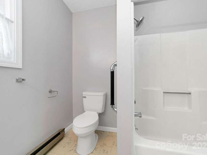 17 Resada Drive, Brevard, NC 28712.  MLS# CAR4247034, YatesRealty ID 11725. 