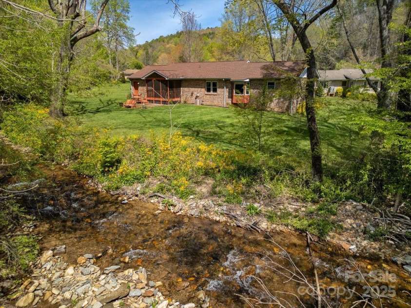 17 Resada Drive, Brevard, NC 28712.  MLS# CAR4247034, YatesRealty ID 11725. 