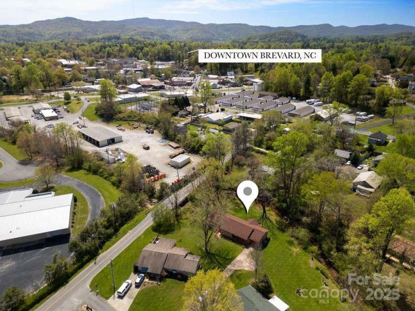 17 Resada Drive, Brevard, NC 28712.  MLS# CAR4247034, YatesRealty ID 11725. 