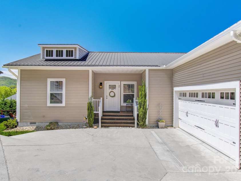 48 Climbing Aster Way, Asheville, NC 28806.  MLS# CAR4253539, YatesRealty ID 11731. 