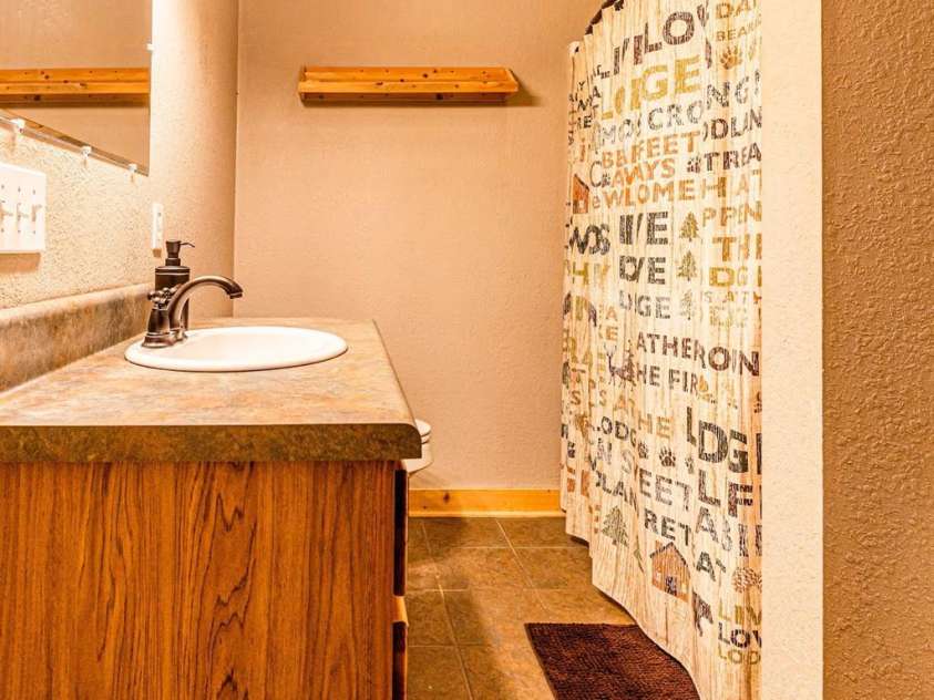 21 Sassafras Drive, Bryson City, NC 28713.  MLS# CAR4257168, YatesRealty ID 11732. Full Bathroom #2