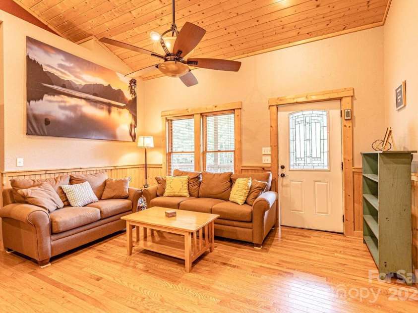 21 Sassafras Drive, Bryson City, NC 28713.  MLS# CAR4257168, YatesRealty ID 11732. Vaulted Ceiling