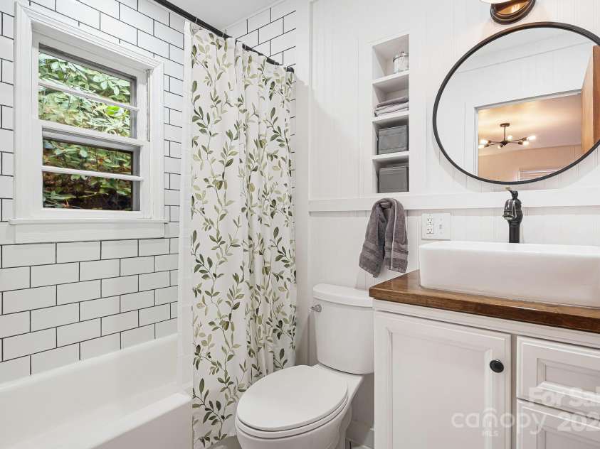 316 Rules Run Road, Clyde, NC 28721.  MLS# CAR4204518, YatesRealty ID 11733. Ensuite bathroom