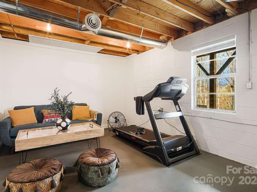 316 Rules Run Road, Clyde, NC 28721.  MLS# CAR4204518, YatesRealty ID 11733. Family room