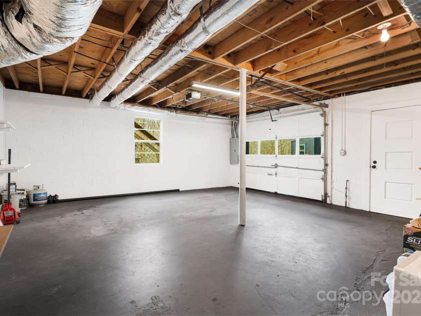 316 Rules Run Road, Clyde, NC 28721.  MLS# CAR4204518, YatesRealty ID 11733. Garage