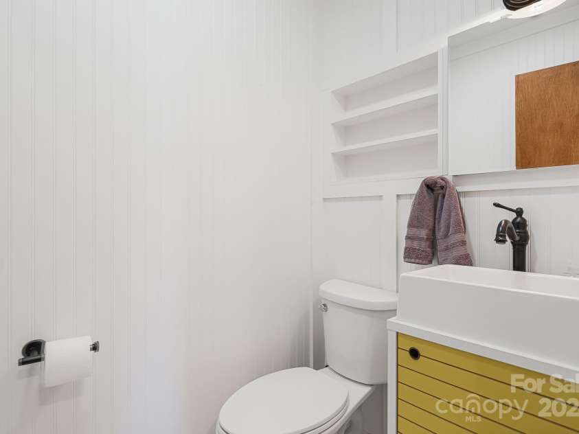 316 Rules Run Road, Clyde, NC 28721.  MLS# CAR4204518, YatesRealty ID 11733. Half bathroom