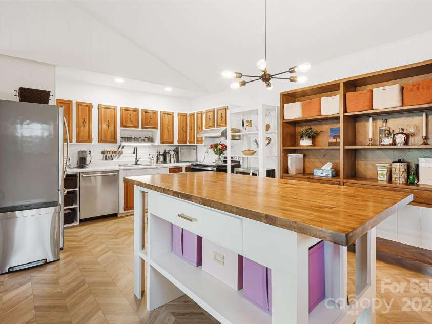 316 Rules Run Road, Clyde, NC 28721.  MLS# CAR4204518, YatesRealty ID 11733. Kitchen