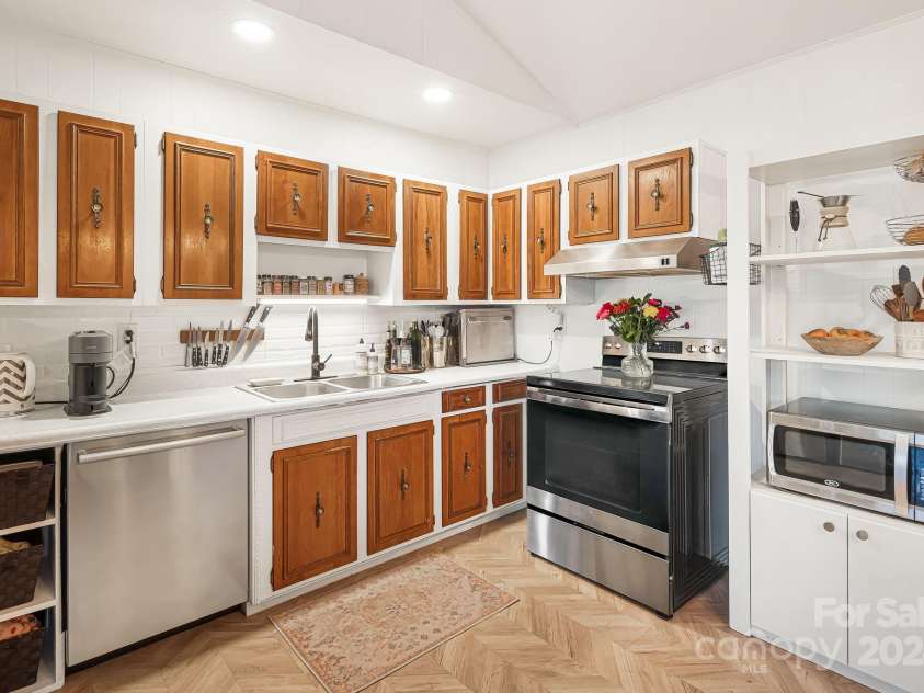 316 Rules Run Road, Clyde, NC 28721.  MLS# CAR4204518, YatesRealty ID 11733. Kitchen