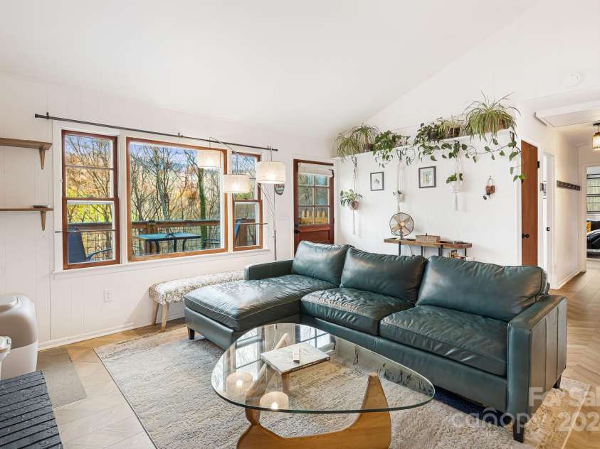 316 Rules Run Road, Clyde, NC 28721.  MLS# CAR4204518, YatesRealty ID 11733. Livingroom