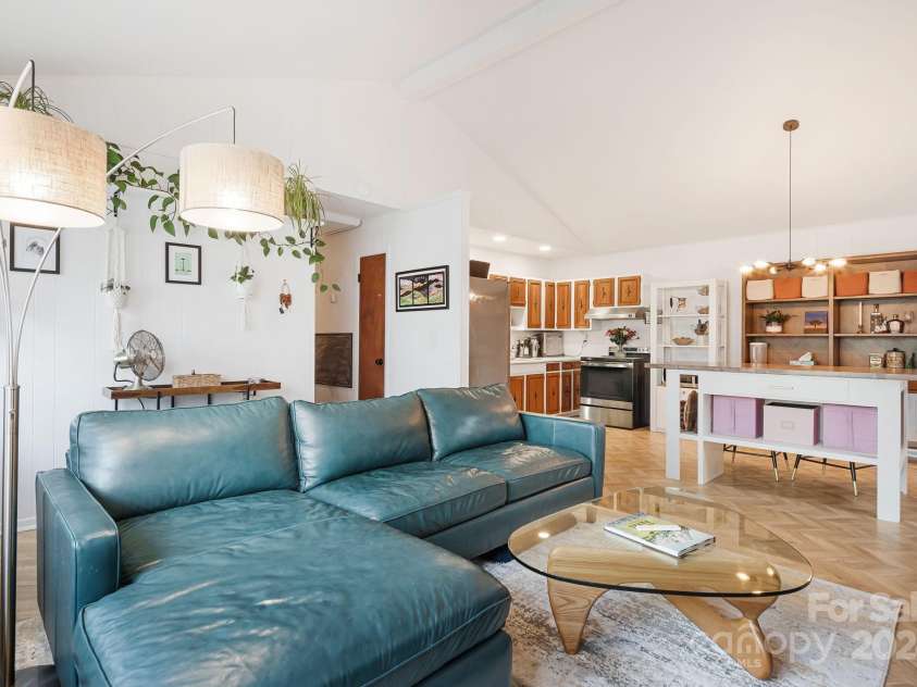 316 Rules Run Road, Clyde, NC 28721.  MLS# CAR4204518, YatesRealty ID 11733. Livingroom open Floorplan