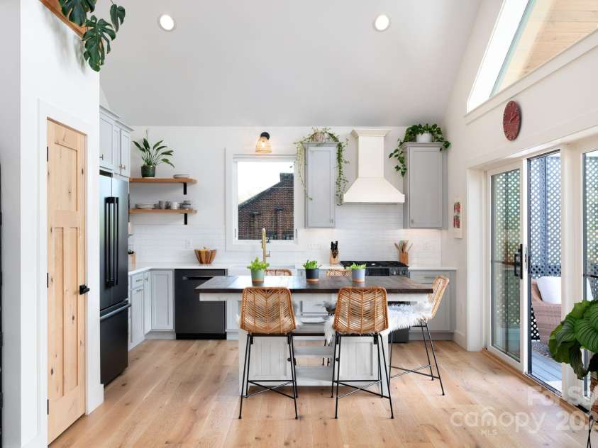 103 Pennsylvania Avenue, Asheville, NC 28806.  MLS# CAR4249512, YatesRealty ID 11734. Beautiful Colors and Spacious Kitchen