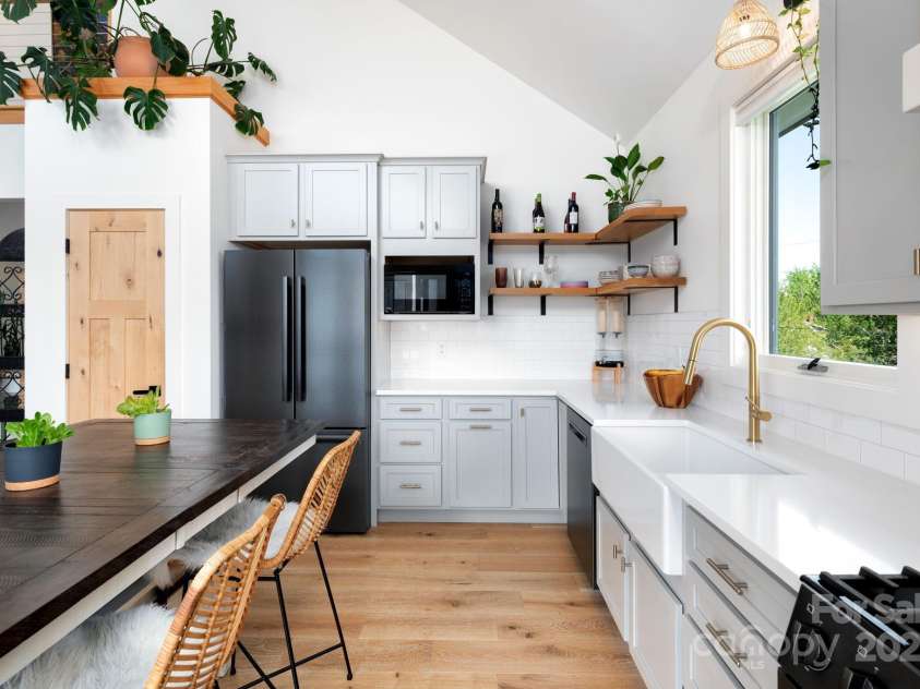 103 Pennsylvania Avenue, Asheville, NC 28806.  MLS# CAR4249512, YatesRealty ID 11734. Black Stainless Steel Appliances